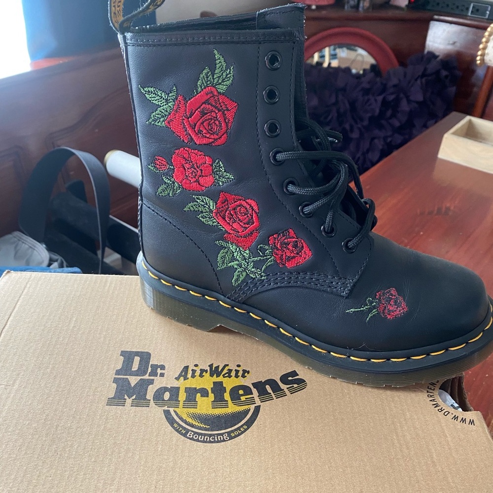 Dr Marten Vonda size 6 lace up combat boots.